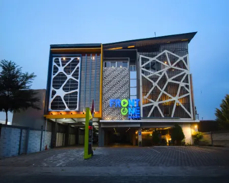 Front One Hotel Sragen Hotel di Sragen