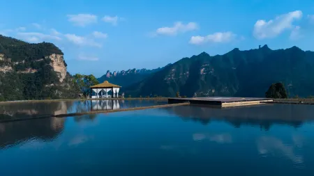 Trip.com Group Country Retreats (Zhang Jiajie Manson Joint Resort） Отели рядом с достопримечательностью «China-South Korea Friendship Pavilion»