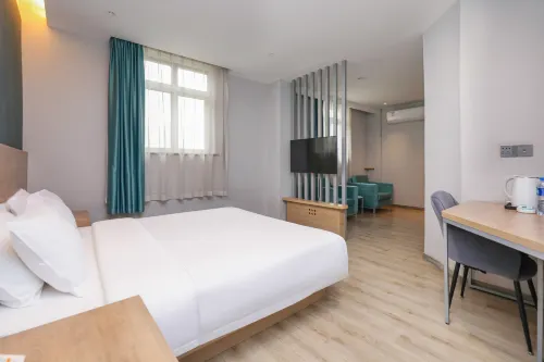 Ruiji Select Hotel (Zhenjiang Railway Station, Xijin Ferry)