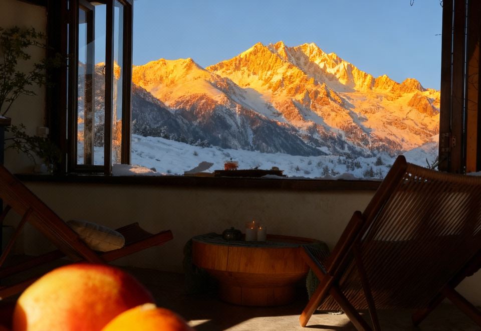 Yulong Sadhu Inn의 전경