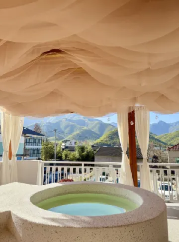 Anji Mountain Villa Retreat A Designer Hideaway with Private Hot Spring Hotel berhampiran Tianxia Yinkeng Scenic Area