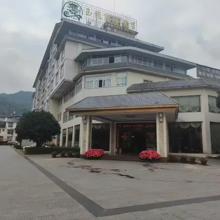 Yulong Business Hotel