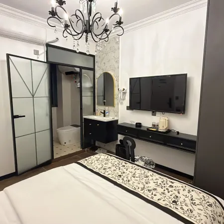 Zhijin Shiyu Elegant Homestay (Baozhen Lake)
