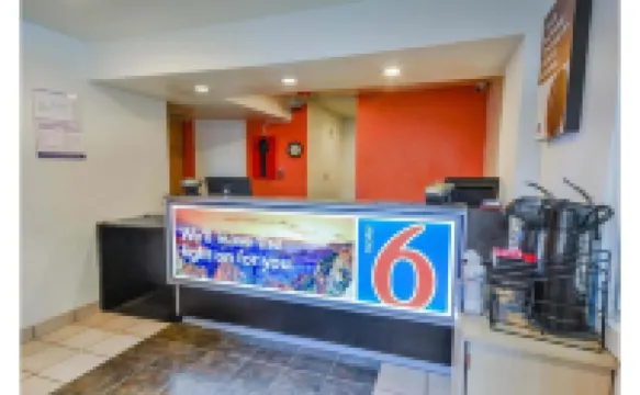 Motel 6 Huntsville, TX