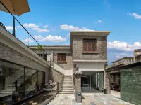 Overlooking the sea, the mansion's courtyard Hotele w: Linhai