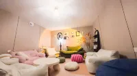 Chill Cat All-Female Youth Hostel (Tianjin Station Front Square Italian Style District Branch)
