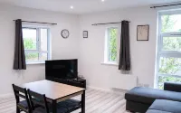 Stunning Modern 3 Bed, 2 Bedroom Apartment - Secure Parking - Close to Manchester City Centre