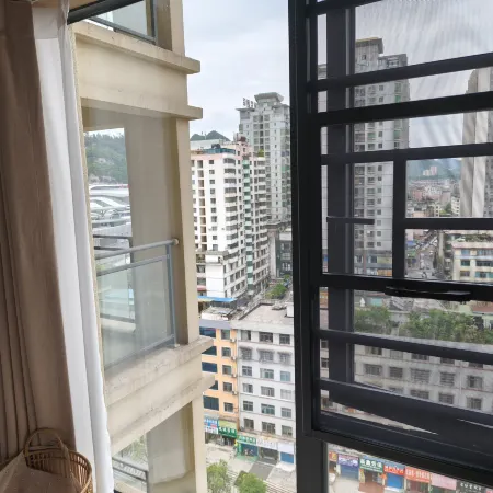 Yunqi Homestay (Liupanshui High-Speed Railway Station People's Square)
