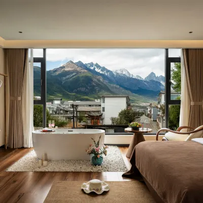 Accompanied by hidden snow and mountain views, a beautiful overnight stay Hotels near Baisha Ancient Town