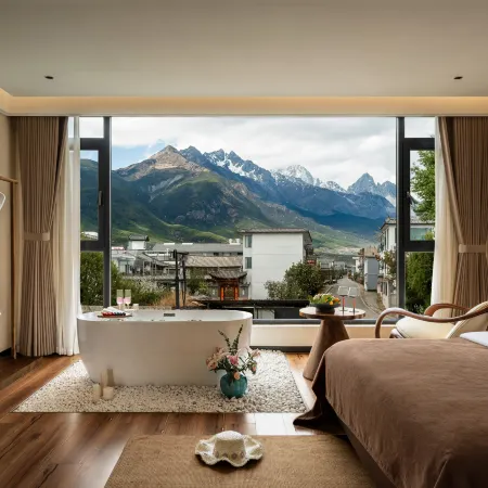 Accompanied by hidden snow and mountain views, a beautiful overnight stay