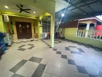 Anwar Kluang Homestay (Muslim Only)