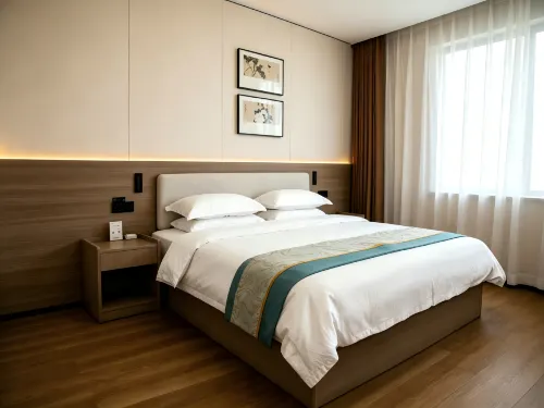 Chengde Fenghuang Hotel (Yingshouyingzi Station)