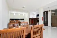 RedDoorz Plus Near Galaxy Bekasi - Guest houses