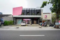 Dzawani Syariah Rajawali Near Pakuwon Mall RedPartner - Hostels