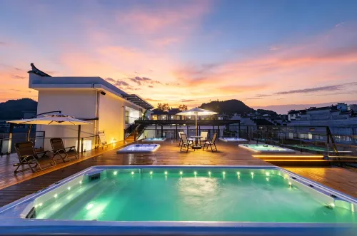 Twelve City Tujia Boutique Homestay (Stream‑Side & Mountain‑View, Near Furong Town Grand Waterfall) - Suối nước nóng