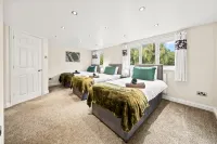 4BR 2BA+2WC | WiFi | Driveway | 7 Beds | Bolton - parking