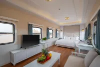 Jinshahai Desert Theme Train Hotel - ที่มีบาร์