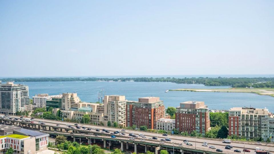 Luxury condo with Free Parking