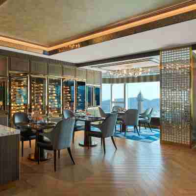 The Grand Suites at Four Seasons Dining/Meeting Rooms