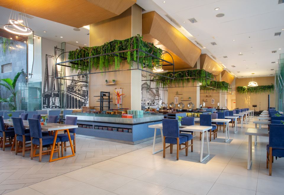 해리스 호텔 앤 컨벤션 구벵 수라바야의 웅장한 로비 모습