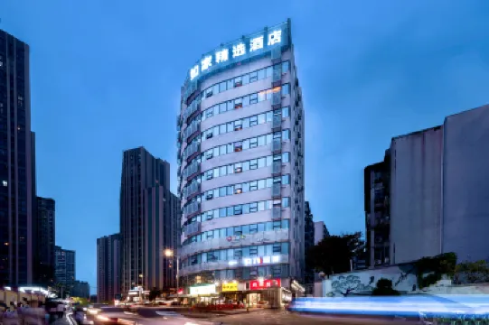 โฮม อินน์ พลัส ฉงชิ่ง กวนอิ่นเฉียว หงฉีเหอกู้ ไลท์ เรล สเตชั่น โรงแรมในฉงชิ่ง