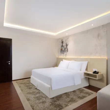 Four Star by Trans Hotel Отели рядом с достопримечательностью «Бундаран Ренон»