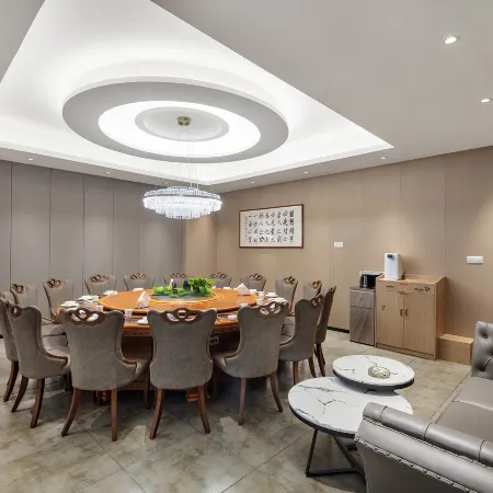 Century Star Hotel (Henan Museum Guomao 360 Branch) Отели рядом с достопримечательностью «Хэнаньский факультет легкой промышленности (Yuan Tin Campus)»