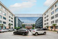 歡之明麗呈酒店（鄭州燕莊地鐵站曼哈頓廣場店） 鄰近博雅體育運動俱樂部-游泳館的酒店