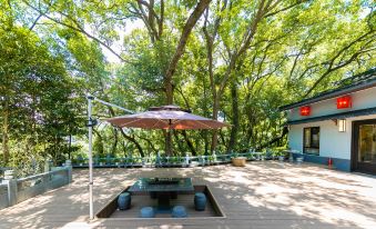 he Sound of Brahma Enters the Ear · Wilderness, Luxury, Avoidance, Goodness and Harmony Courtyard