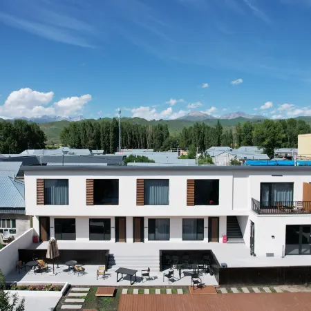 Nilka County Liangyan Zhuyu Homestay