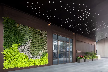 Beijing HWA Hotel Отели рядом с достопримечательностью «Capital Normal University North 2nd Branch»