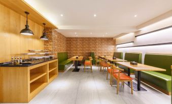 Elong Wanguo Hotel (Dalian Jinma Road Light Rail Station Store)