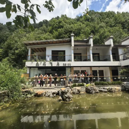 Fell as  a  bird  to  your   mountain   Hotel