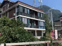 Baoxing Xueshan Yangjie Homestay