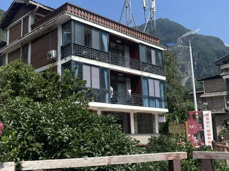 Baoxing Xueshan Yangjie Homestay Отели рядом с достопримечательностью «Hongjun Changzheng Fanyue Jiajin Mountain Memorial Hall»