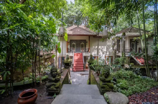 Adiwana Svarga Loka - A Retreat Resort Отели рядом с достопримечательностью «Убудский дворец»