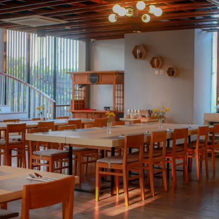 Up-Peak Hotel Simpang Lima Semarang Powered by Archipelago