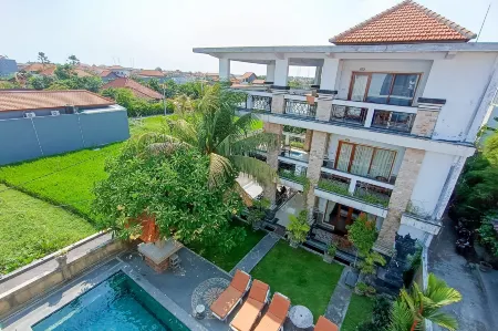 Agung Homestay Canggu Mitra RedDoorz Отели рядом с достопримечательностью «Echo Beach»
