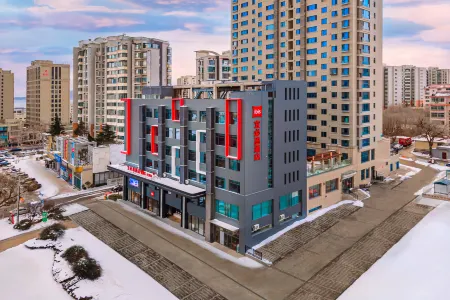 Ibis Hotel (Weihai Weigao Square Xingfu Gate) Отели рядом с достопримечательностью «Weihai Happiness Gate»
