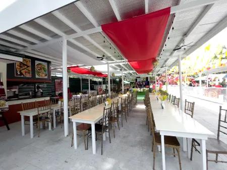 Red Apple Hotel and Resort San Juan Batangas Отели в г. Сан Хуан