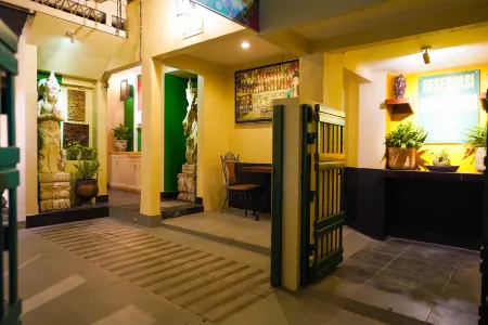 DHANESVARA, Art Holistic Living Отели в г. Wonocolo