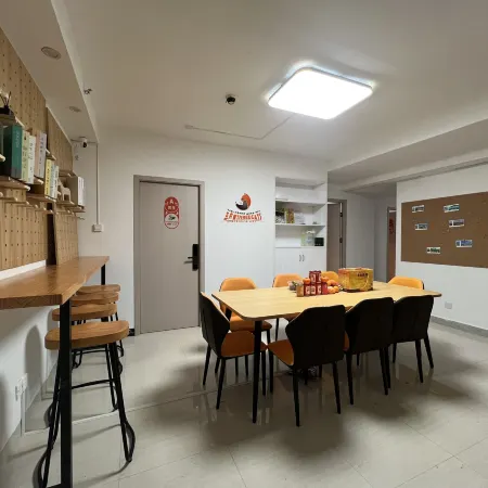Three Cats Youth Hostel (Shenzhen Xixiang Metro Station Branch)
