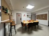 Three Cats Youth Hostel (Shenzhen Xixiang Metro Station Branch)