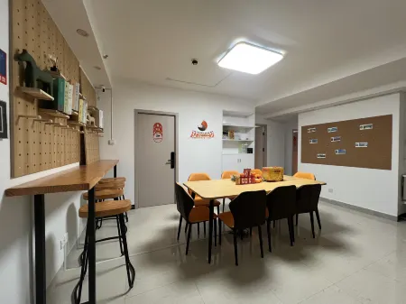 Three Cats Youth Hostel (Shenzhen Xixiang Metro Station Branch)