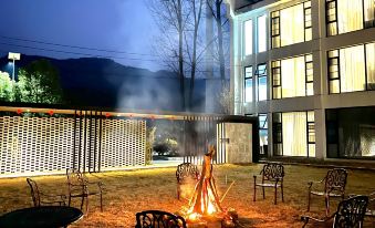 Shaojian Banshushe B&B (Lujiang Tangchi Hot Spring Resort)