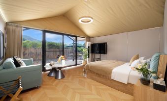 Xiangxi | Boundless Green Field · Swimming Pool Creek Campsite Homestay