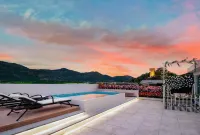 Chantia·Left Bank | French Designer Hotel (Dukezong Ancient Town Giant Buddha Prayer Wheel Shop)