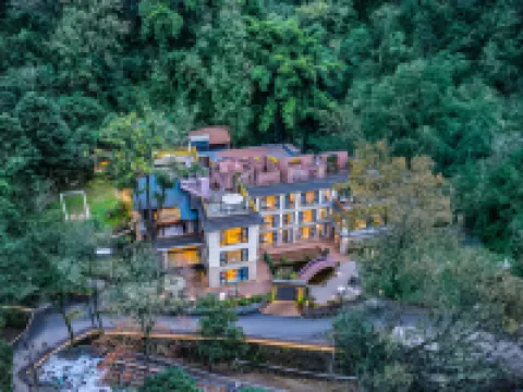 Qingcheng Mountain YINGXIGU Valley Forest Private Tang Cinema Hotel