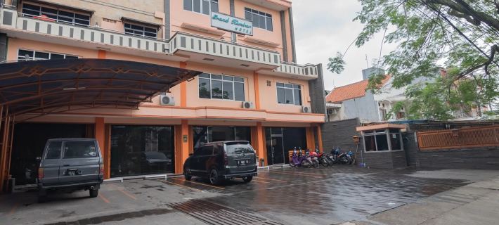Grand Kembar Hotel Mitra RedDoorz Hotels in Kecamatan Regol