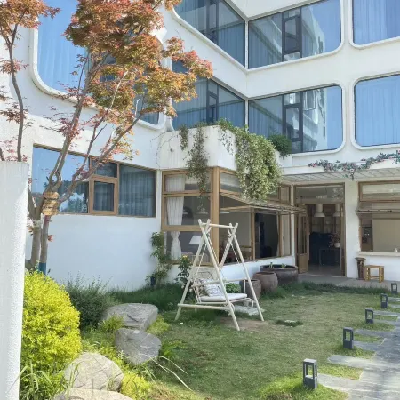 Waiting for the Wind Homestay at Xiangyang OCT Fantasy Resort。